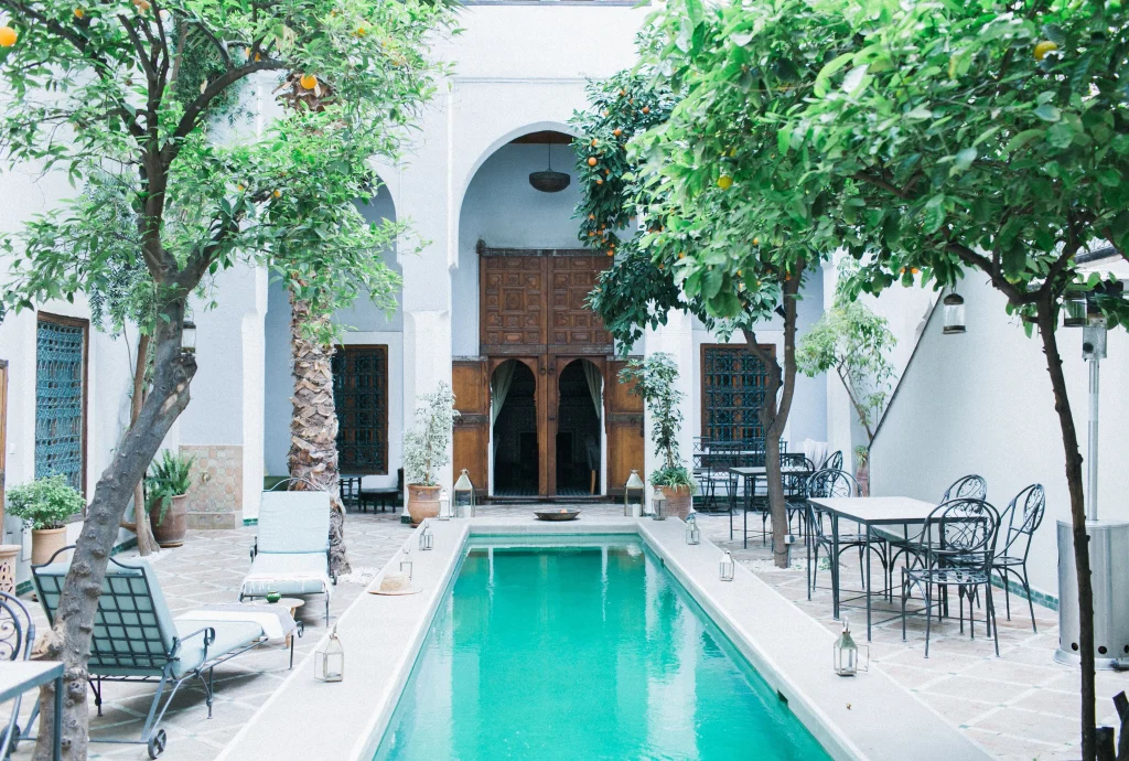 Riad à Marrakech avec piscine et architecture traditionnelle