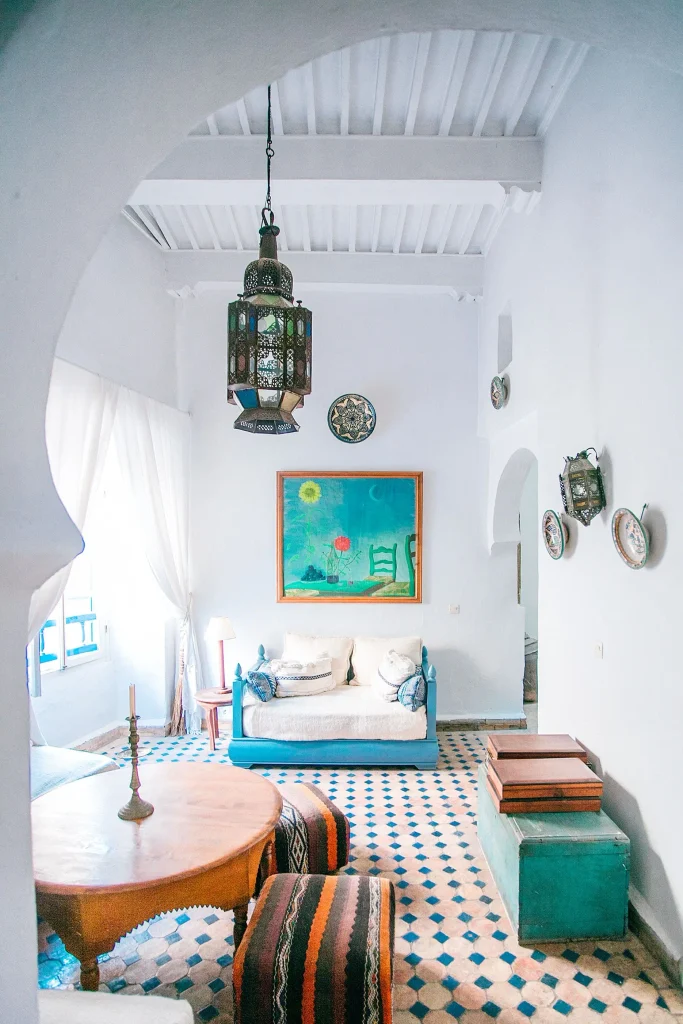 Intérieur riad marocain avec zellige et décoration traditionnelle